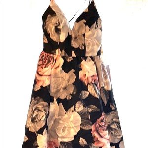 Women flower dress. Size 3